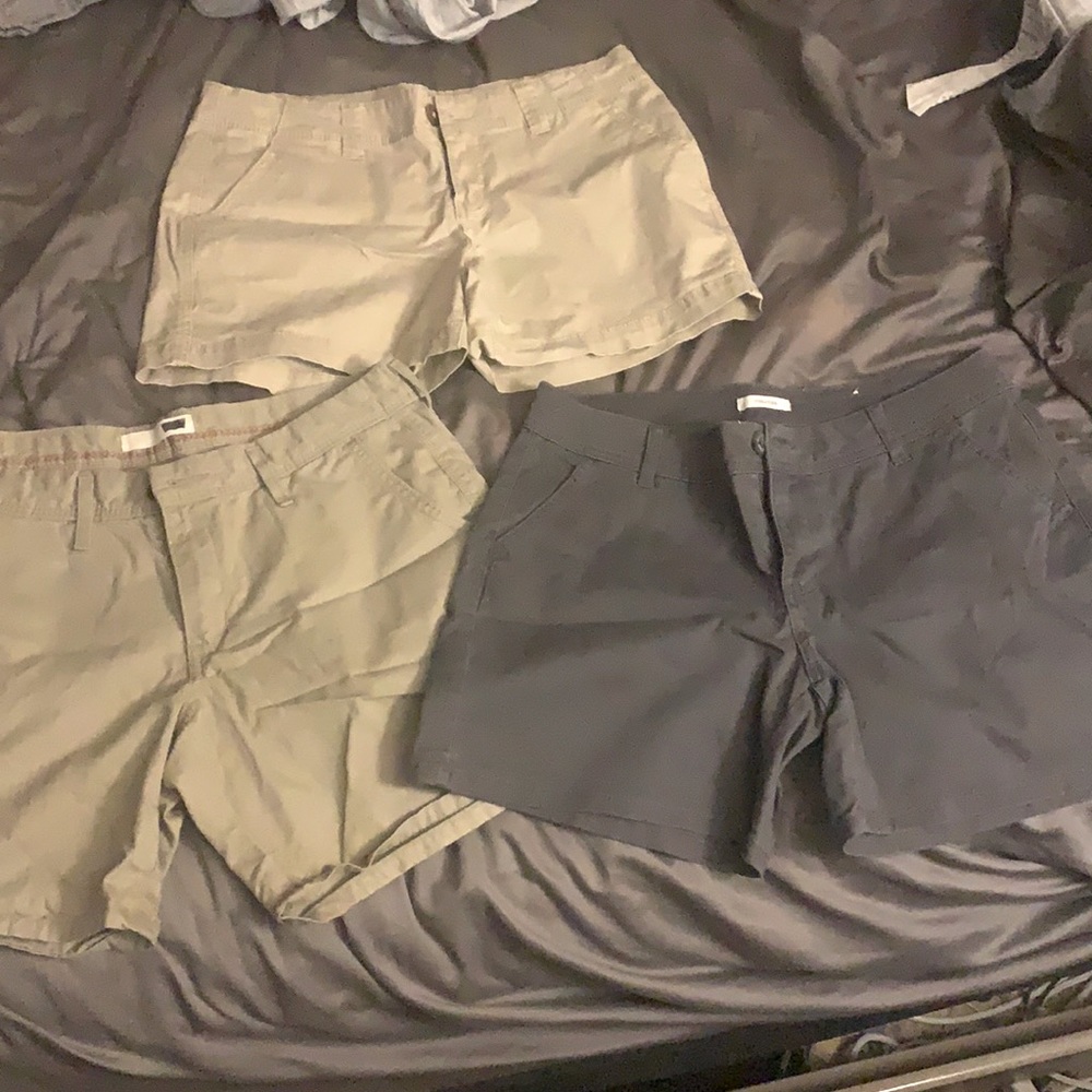 Lot of 3-shorts 29, 8, 7/8 -Maurice’s, Levi’s